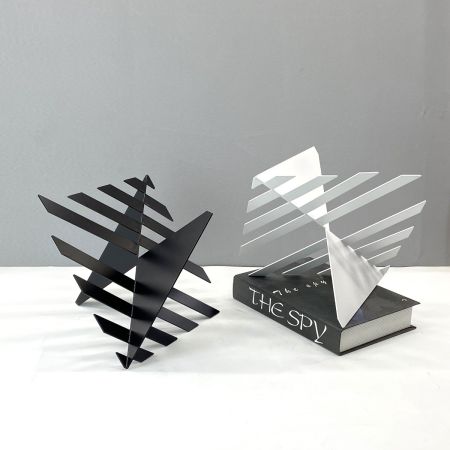 Abstract Triangle Metal Table Décor Black/White