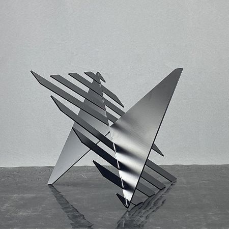 Abstract Triangle Metal Table Décor Black/White