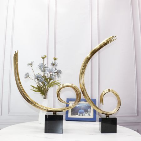 Gold Curl Sculpture Table Décor