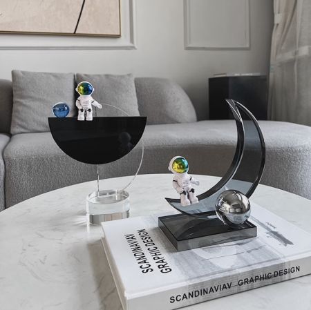 Sitting Astronaut Crystal Table Décor