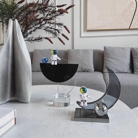 Sitting Astronaut Crystal Table Décor