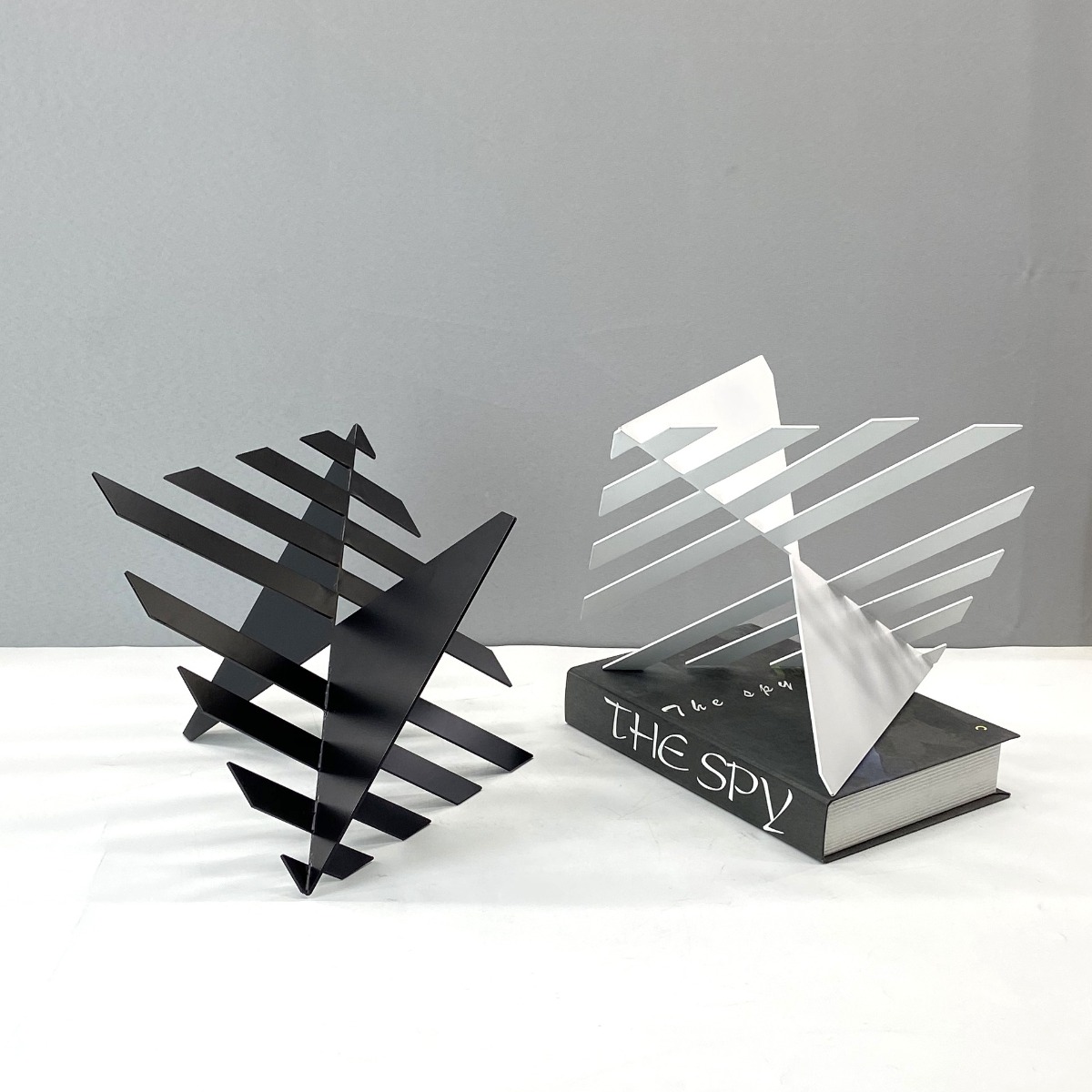 Abstract Triangle Metal Table Décor Black/White